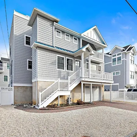 Totally Renovated 6 Bedroom Home Nextdoor To Pickleball Courts!!!!